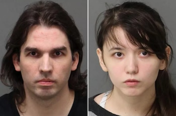 Dos fotos de archivo tipo 'mugshot': un hombre de cabello oscuro a la izquierda y una mujer joven de cabello oscuro a la derecha, ambos con expresiones serias