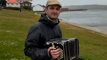 Conmovedor: un músico argentino tocó