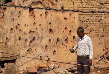 Un hombre se encuentra entre