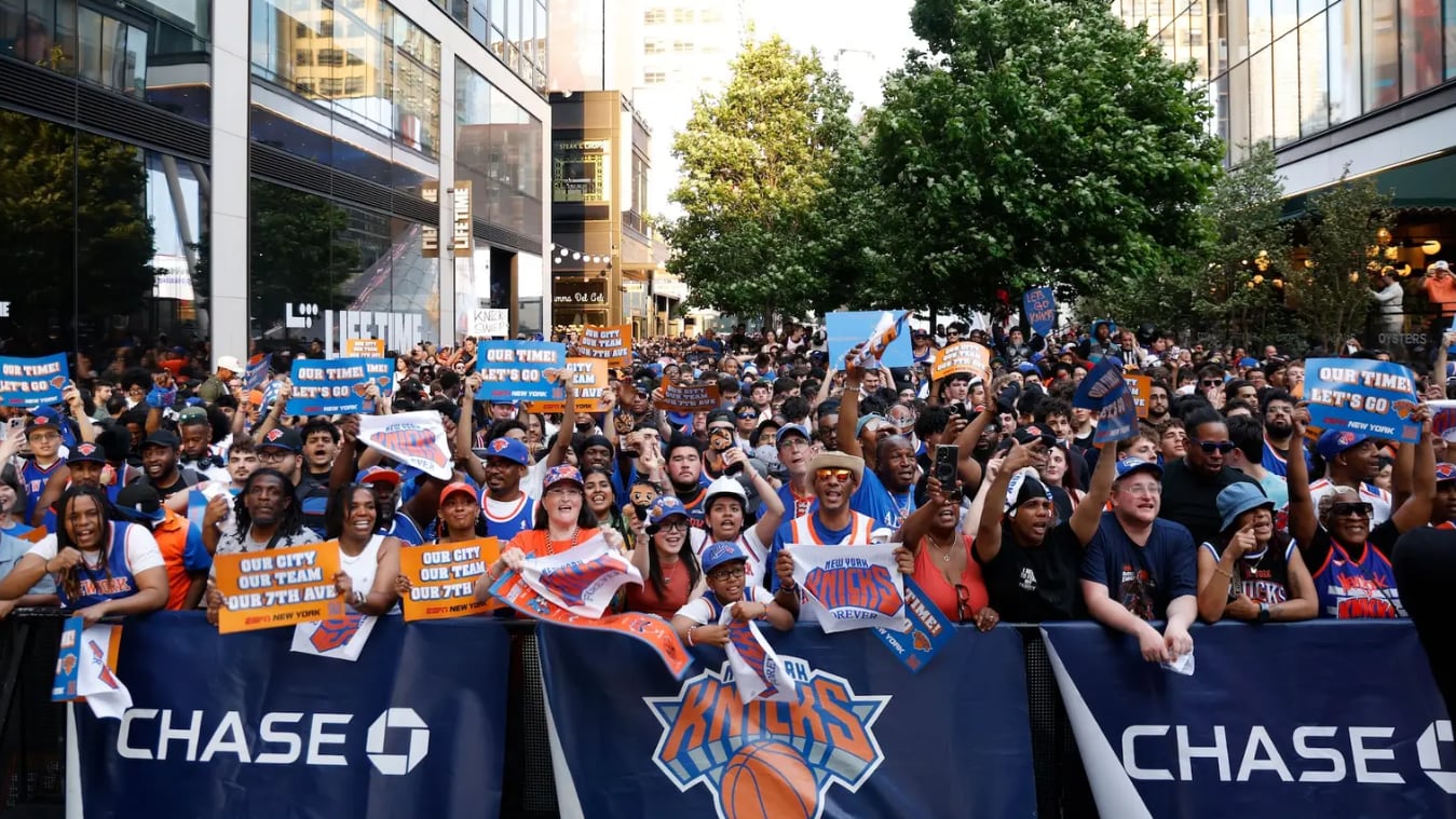 La ciudad de Nueva York resolvió el permiso para la fiesta de los Knicks horas antes del partido tras semanas de restricciones por disturbios previos (NY KNICKS/MSG SPORTS)