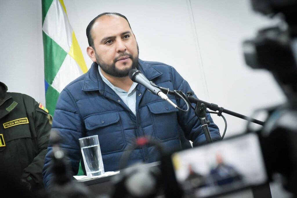 El ministro de Gobierno (Seguridad) de Bolivia, Roberto Ríos, durante una conferencia de prensa.