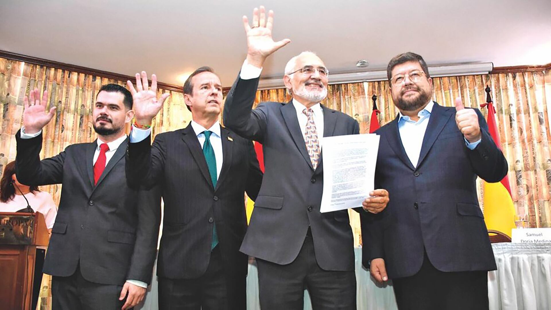 Los ex presidentes Carlos Mesa (2003-2005), Jorge Quiroga (2001-2002), el ex candidato presidencial, Samuel Doria Medina y un representante del gobernador suspendido Luis Fernando Camacho firmaron un acuerdo el 18 de diciembre (Foto: Prensa local)
