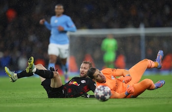 Konrad Laimer choca con Ederson.
