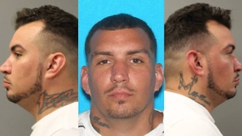 Triptych con tres fotografías de un hombre joven: perfil izquierdo, frontal y perfil derecho. Tiene cabello oscuro, barba, bigote y tatuajes en el cuello