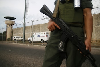 Imagen de archivo de policías mientras prestan guardia en una cárcel en Venezuela (EFE/Humberto Matheus)