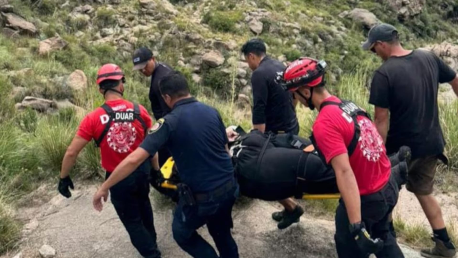 Efectivos del Departamento de Unidades de Alto Riesgo rescata a la joven que se descompensó en las Altas Cumbres (El Doce.tv)