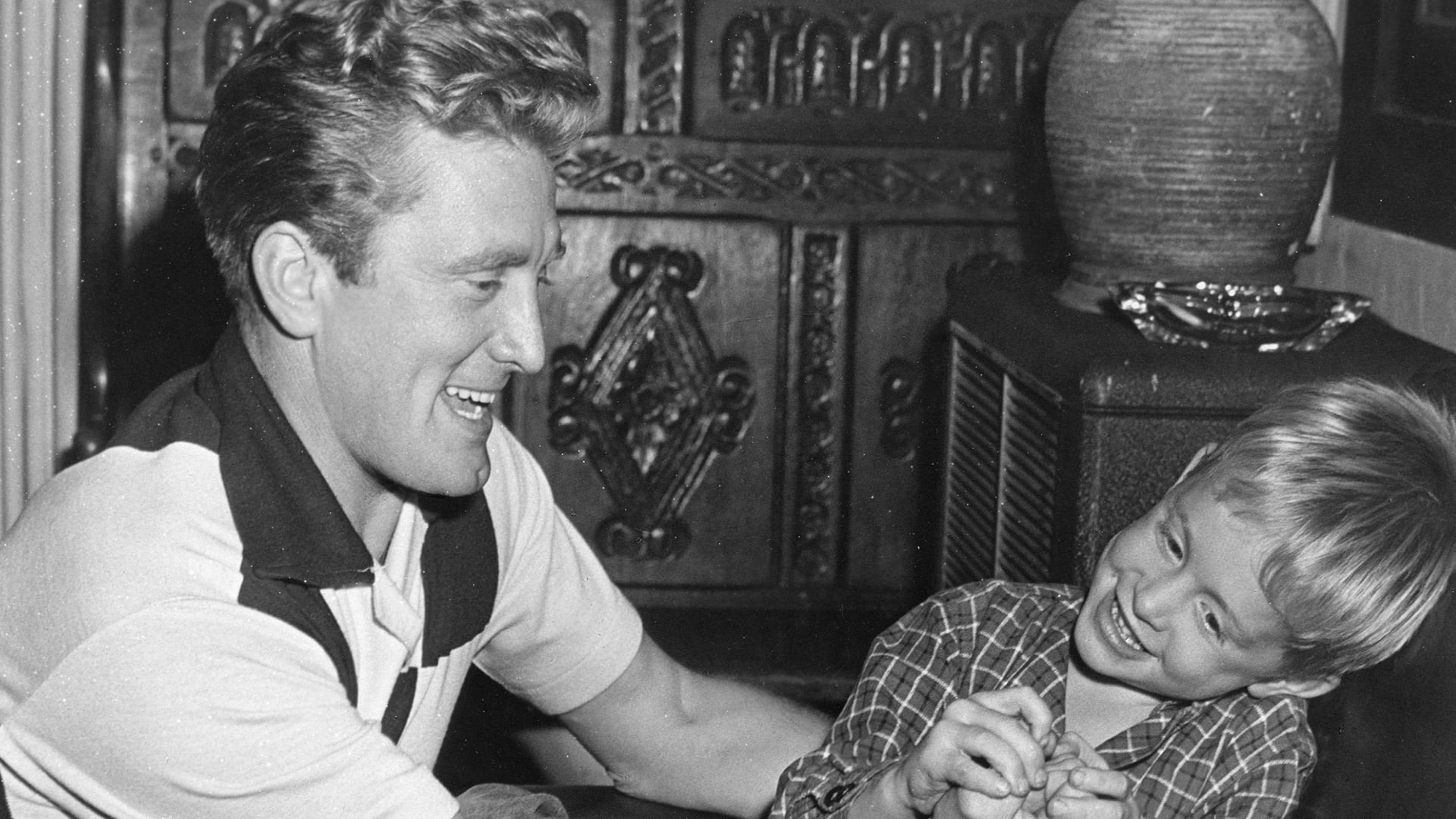 La historia familiar de los Douglas unió inmigración, cine clásico y continuidad generacional en Hollywood (Grosby)