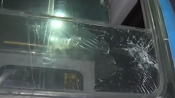 Un sujeto en motocicleta disparó contra un bus de la empresa Nuevo Perú mientras recogía pasajeros en un paradero de la avenida Acho, en el Rímac - Créditos: Captura de pantalla de Latina.
