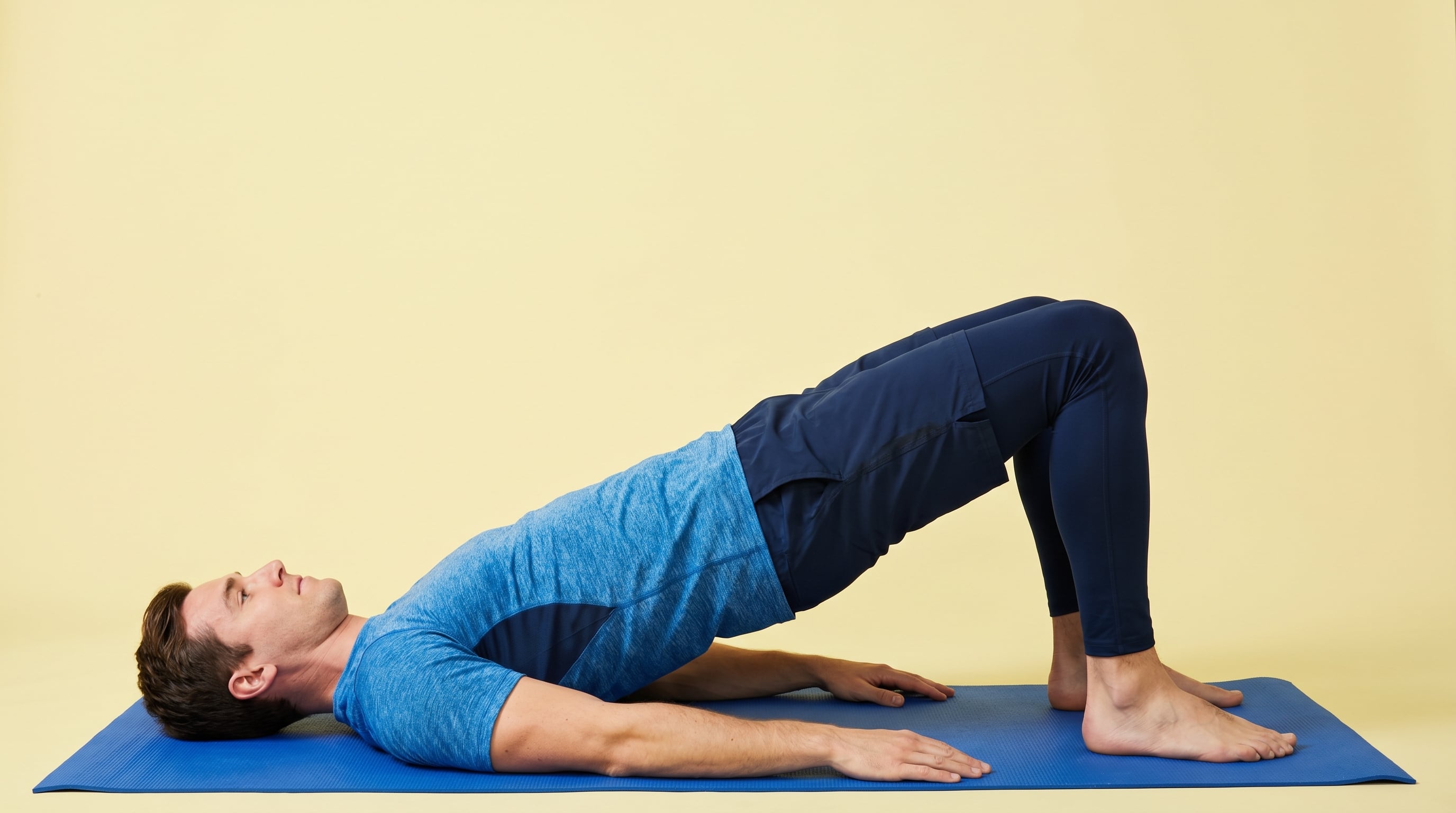 La contracción de caderas tipo puente refuerza glúteos y zona lumbar, esenciales para mantener el equilibrio corporal y prevenir caídas (Imagen Ilustrativa Infobae)