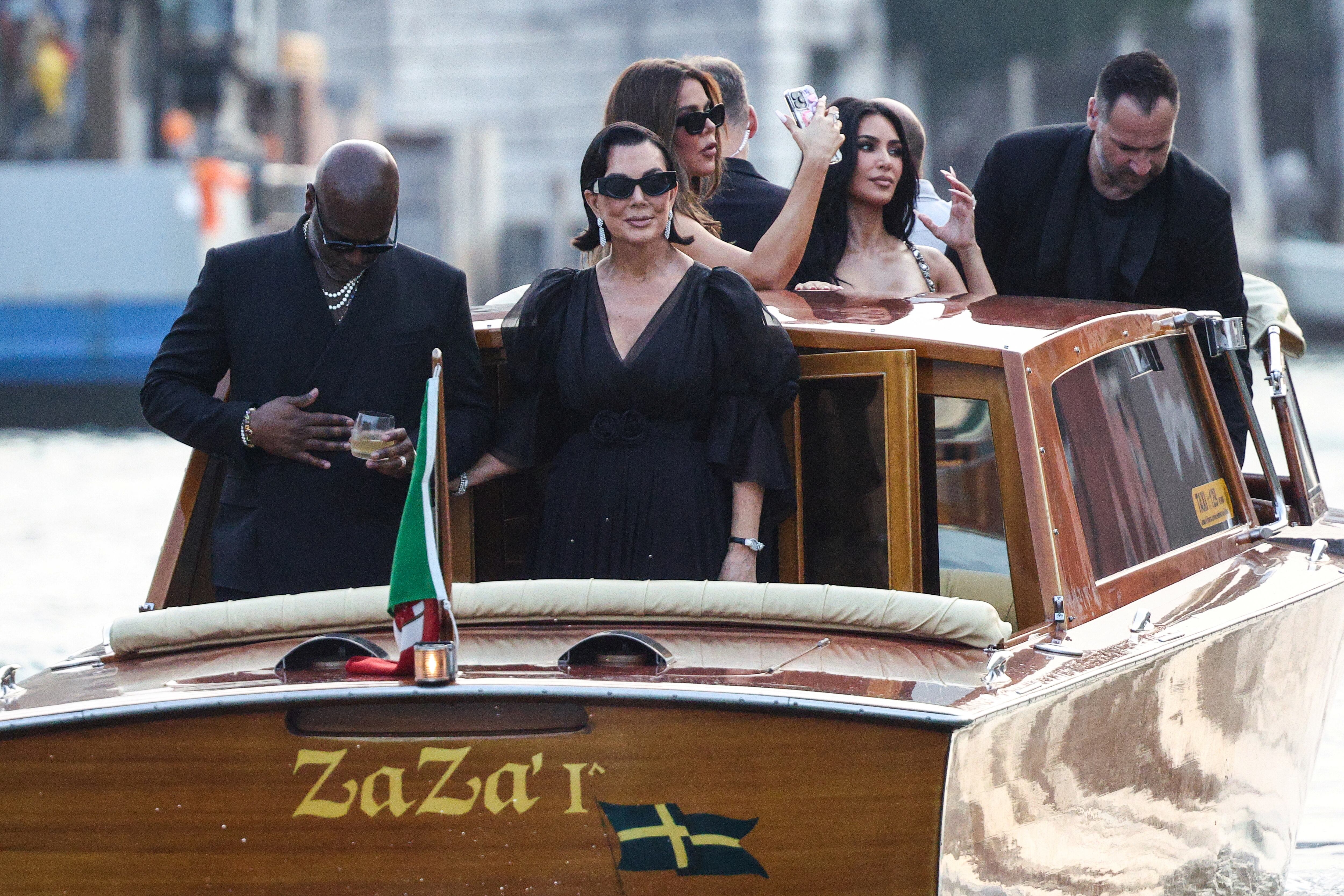 La adaptación a redes sociales, como Twitter e Instagram, permitió a los Kardashians expandirse globalmente y liderar tendencias digitales (REUTERS/Guglielmo Mangiapane)