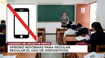 Imagen con un signo de prohibición de uso de celular sobre un aula donde una maestra imparte clase a varios estudiantes sentados en escritorios individuales.