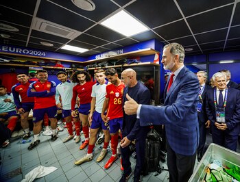 El rey Felipe VI visita el vestuario de la selección española de fútbol tras el encuentro de la fase de grupos de la Eurocopa 2024. (EFE)