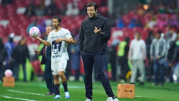El estratega argentino agradeció los cánticos y el respaldo de los seguidores auriazules durante el triunfo frente al Atlante, resultado que acerca al equipo a su objetivo de clasificar a la fase final. (Emmanuel Martínez / EMX imageStudio Sport)