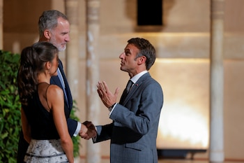 El rey Felipe VI y la reina Letizia conversan con Emmanuel Macron durante su visita a la Alhambra en Granada, en octubre de 2023. (REUTERS/Jon Nazca)