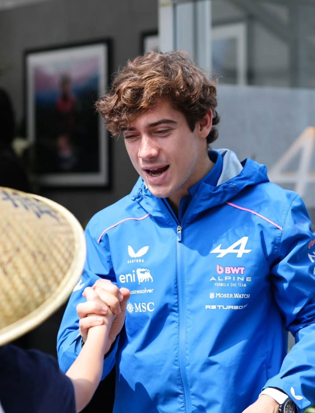 El piloto argentino, saludando a otro de los chicos (@yveshou93)
