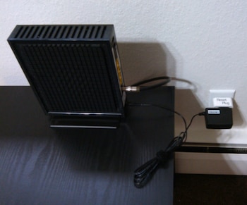 Televisores, módems de internet, microondas, equipos de sonido, cafeteras y cargadores pueden seguir consumiendo energía si permanecen enchufados, incluso cuando están apagados.