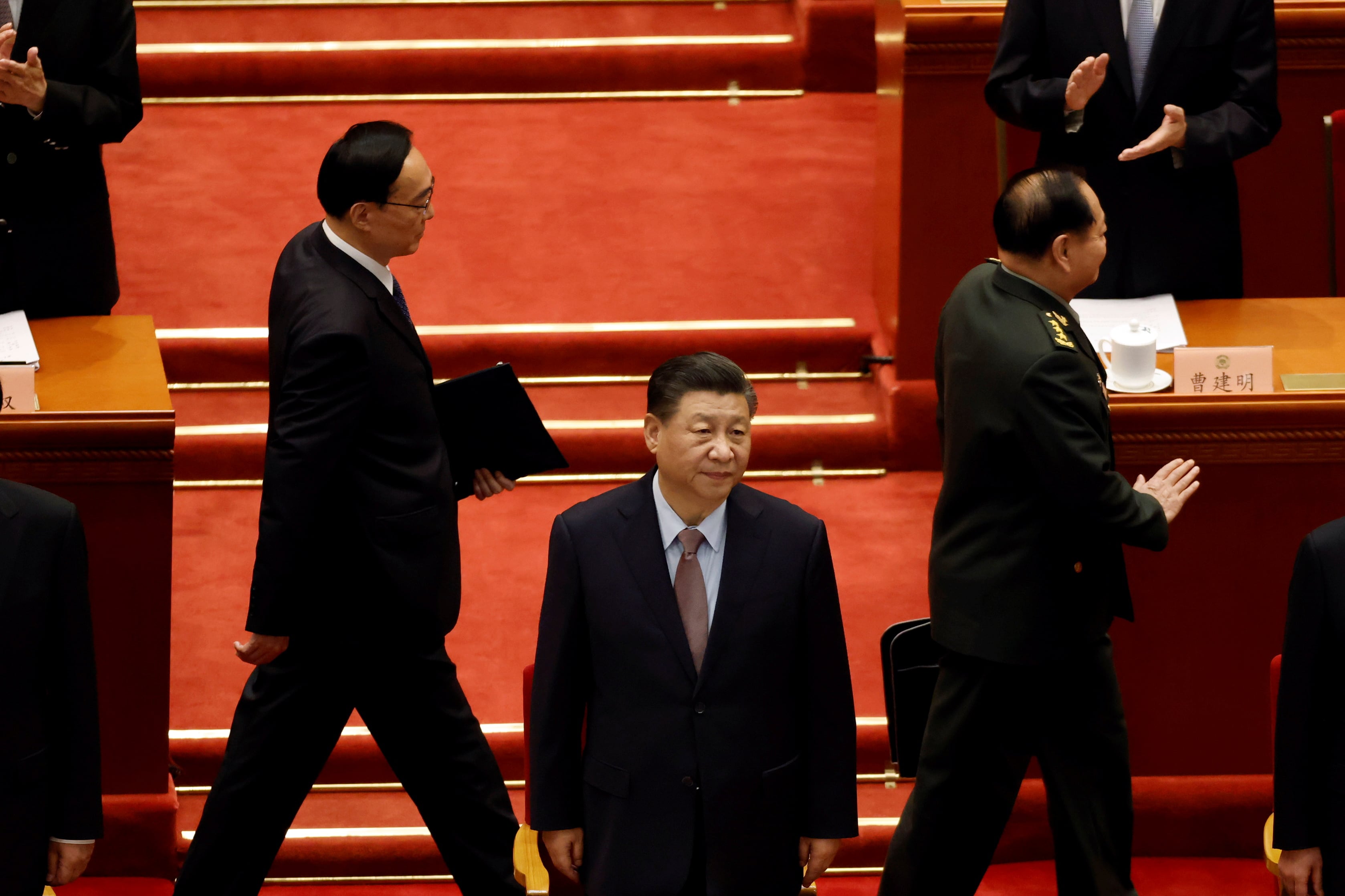 Chen Quanguo, entonces secretario del Partido en Xinjiang, y Zhang Youxia, vicepresidente de la Comisión Militar Central, ingresan al Gran Palacio del Pueblo durante la sesión inaugural de la Conferencia Consultiva Política del Pueblo Chino (REUTERS/Carlos Garcia Rawlins)