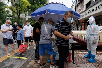 La gente hace fila en una estación de prueba de ácido nucleico, luego de un brote de enfermedad por coronavirus (COVID-19), en Beijing, China, el 6 de julio de 2022. REUTERS/Thomas Peter