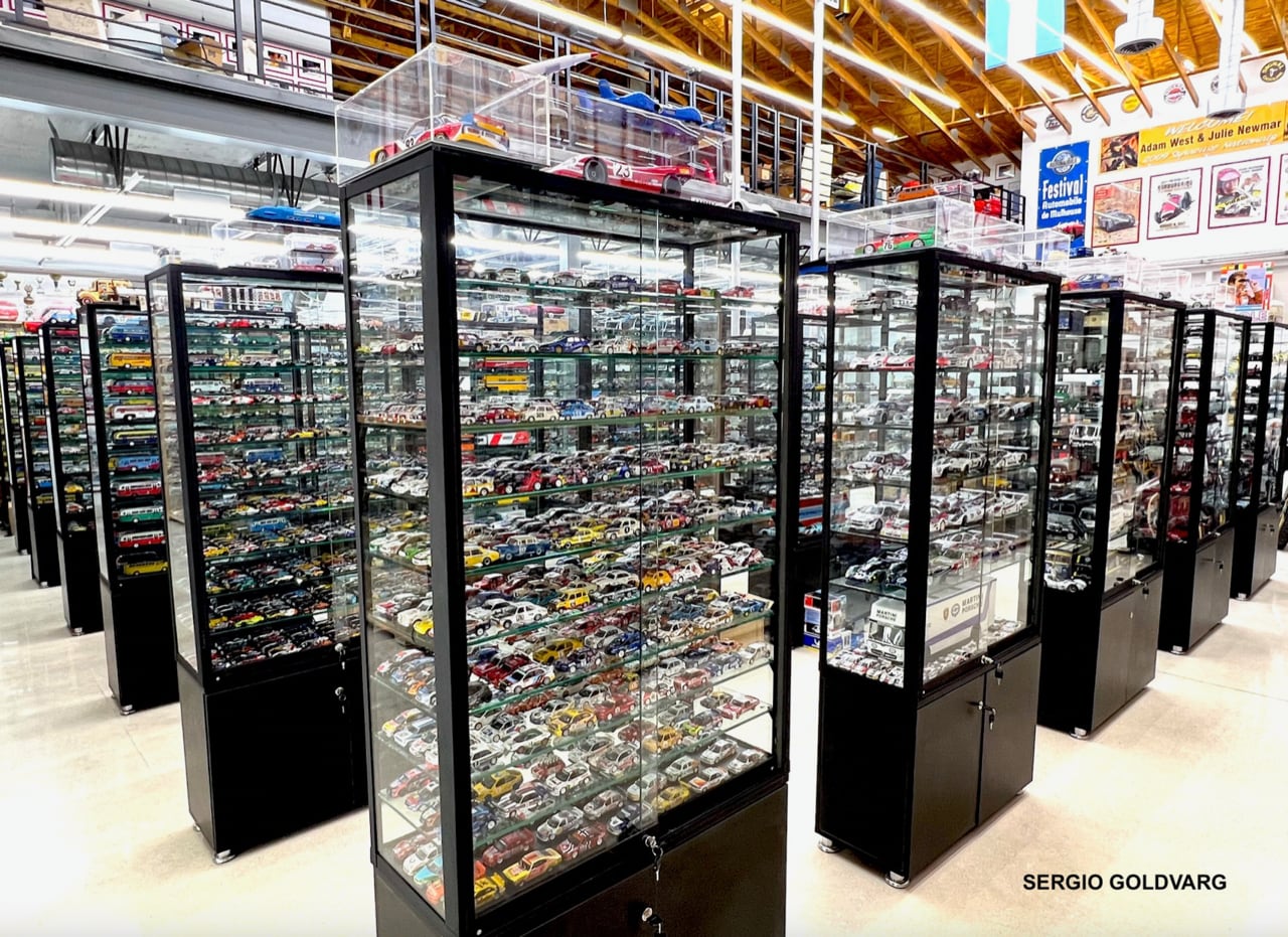 La exhibición de Goldvarg también es un recorrido por la historia del automovilismo argentino