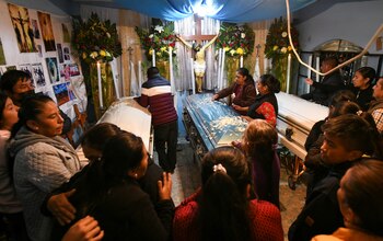 Familiares y amigos asisten al