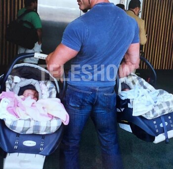 Ricardo con los mellizos recién