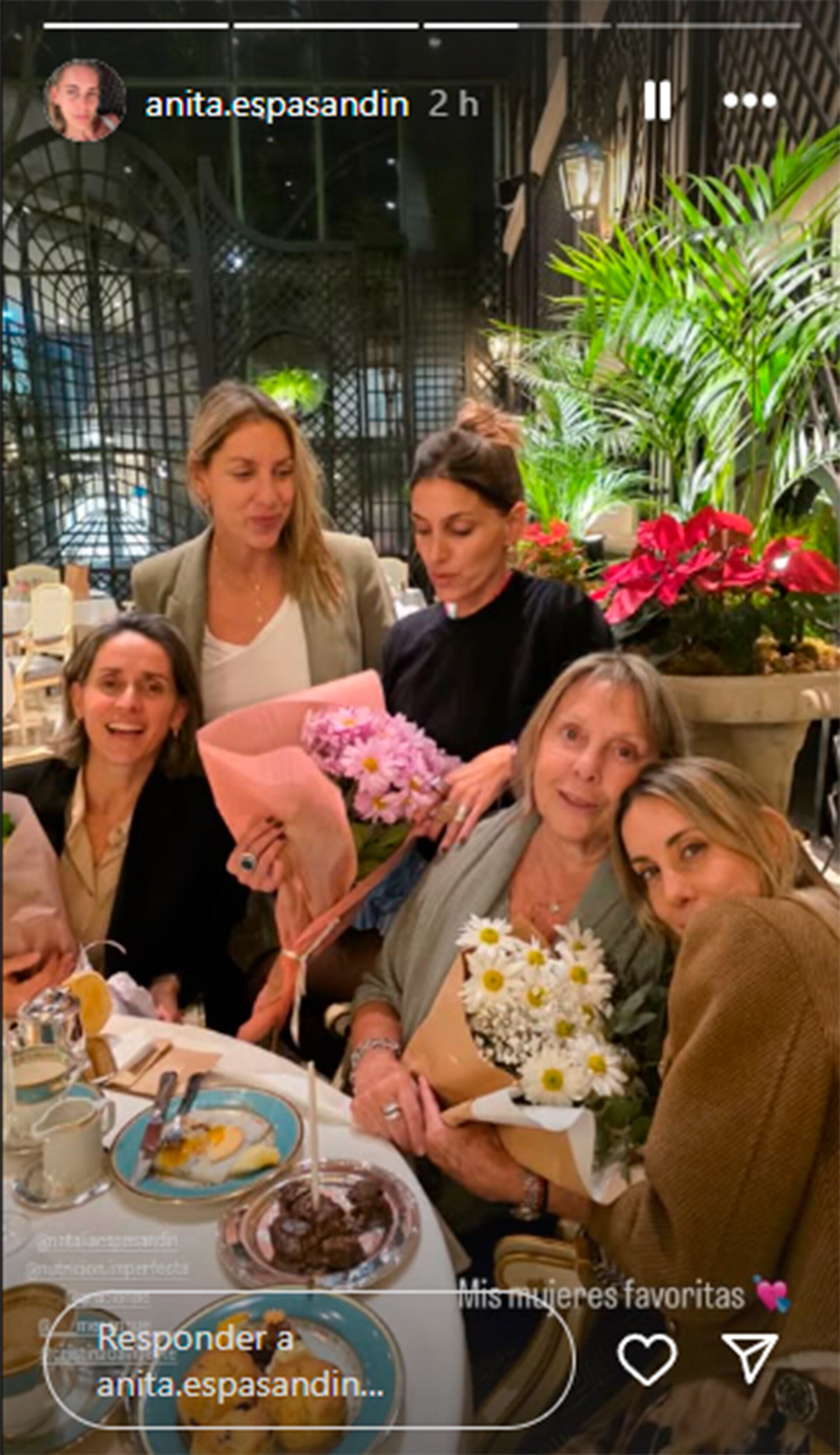 El restaurante decorado con flores y platos de postre fue el escenario de la celebración que unió a Benjamín Vicuña con la familia de Anita Espasandín
