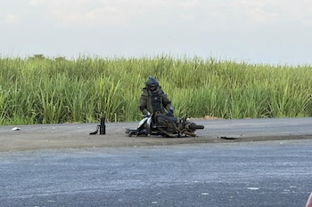 Autoridades desactivan motocicleta con 10