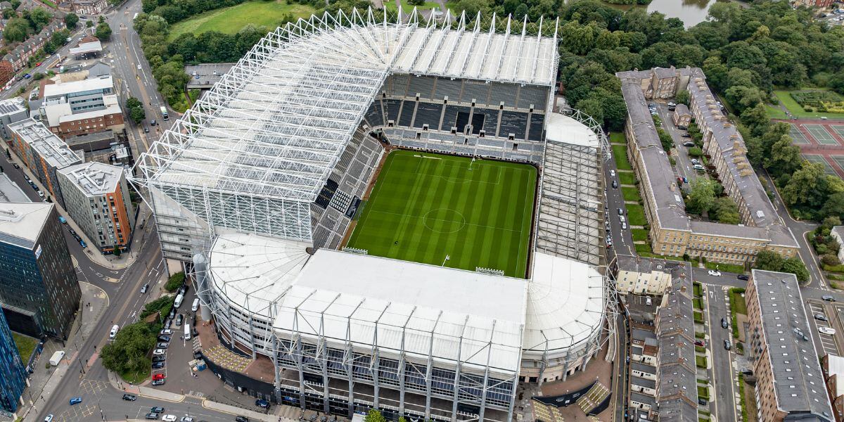 Newcastle United concretó la venta de St James’ Park por USD 228 millones como parte de una estrategia de restructuración financiera (Wikimedia Commons)