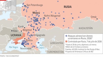 Mapa de Rusia y Ucrania, presenta círculos azules que marcan ataques, áreas naranjas de control ruso, ciudades, mares, una leyenda y fuentes.