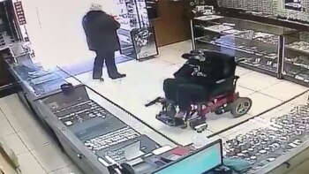 El hombre le entregó un