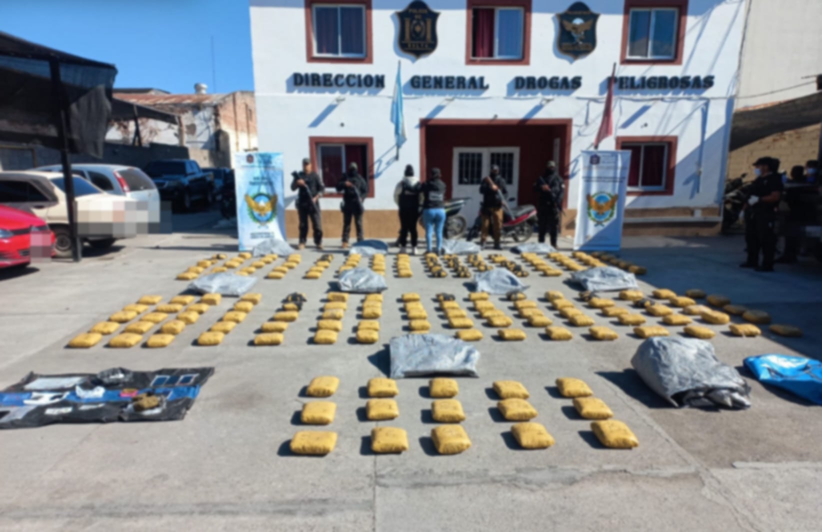 Oficiales de la Dirección General de Drogas Peligrosas presentan la masiva incautación de cocaína y marihuana realizada en un operativo antidroga en Salta (El Tribuno)