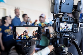 Fotografía de periodista durante una