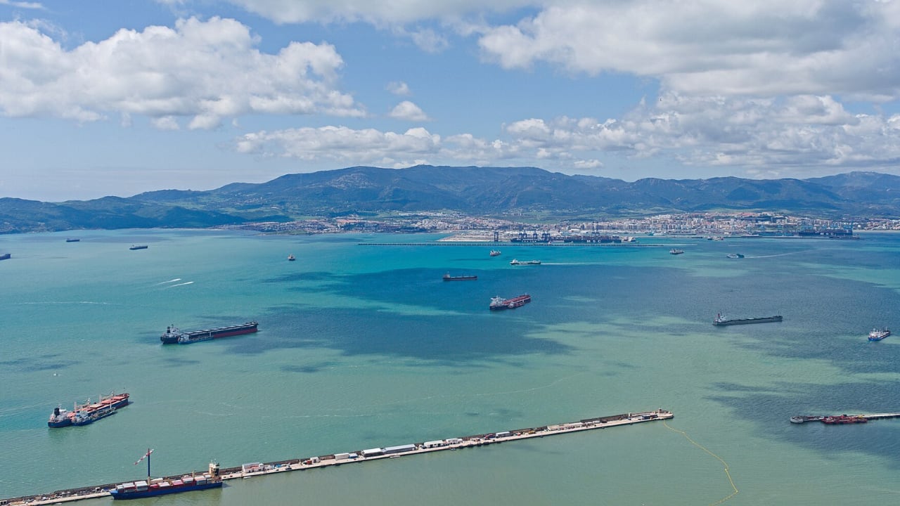 Vista de la bahía de Algeciras desde Gibraltar. (Ymblanter/Wikimedia Commons)
