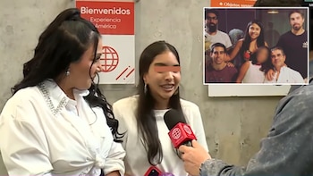 Tula Rodríguez sonríe mientras su hija con frenillos es entrevistada. Un micrófono de noticias y una foto familiar con seis personas son visibles