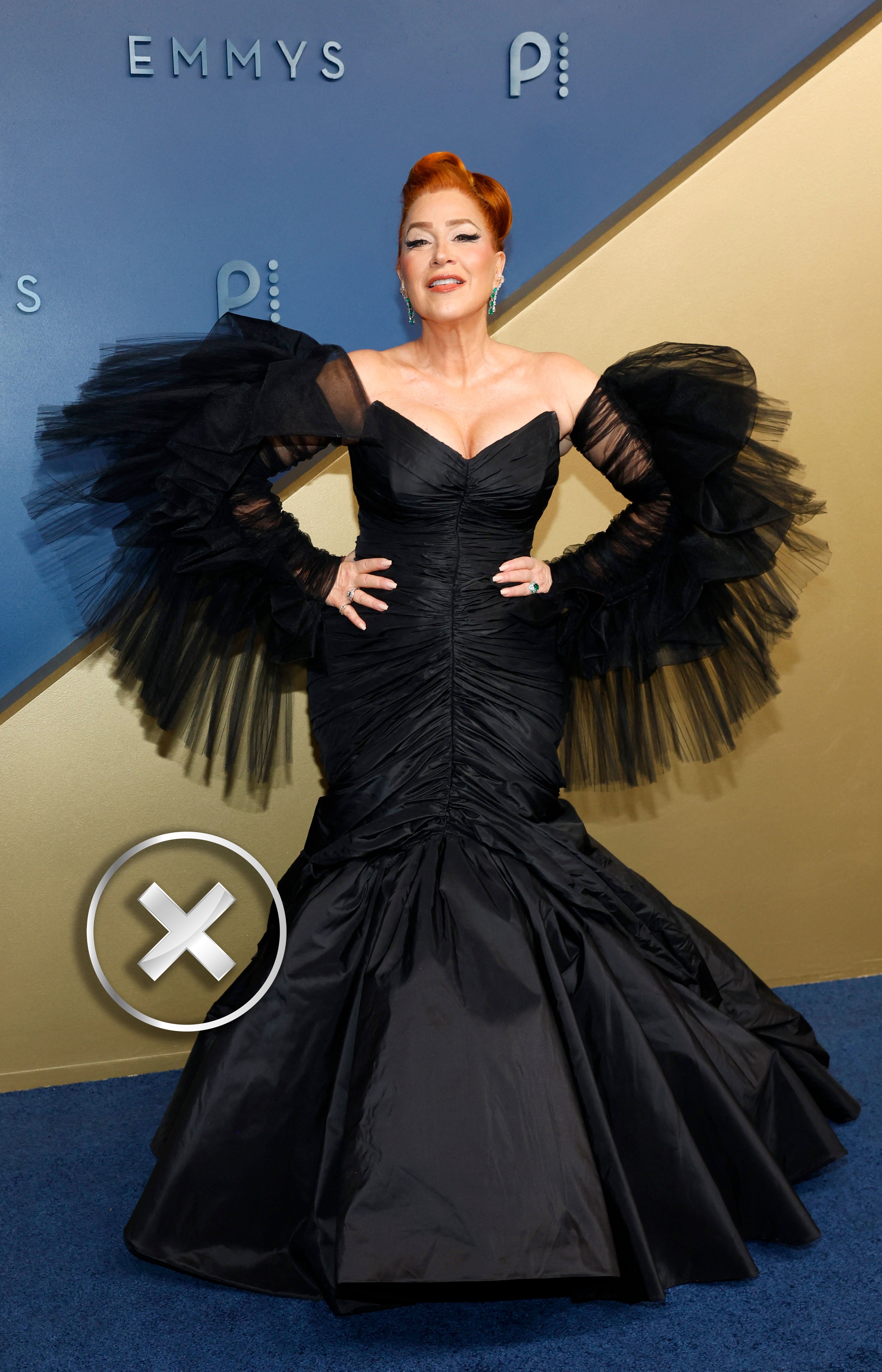 Lisa Ann Walter lució un vestido con mangas que, según los especialistas consultados, sumaron una espacialidad innecesaria a una prenda que hubiera funcionado mejor sin ese volumen adicional