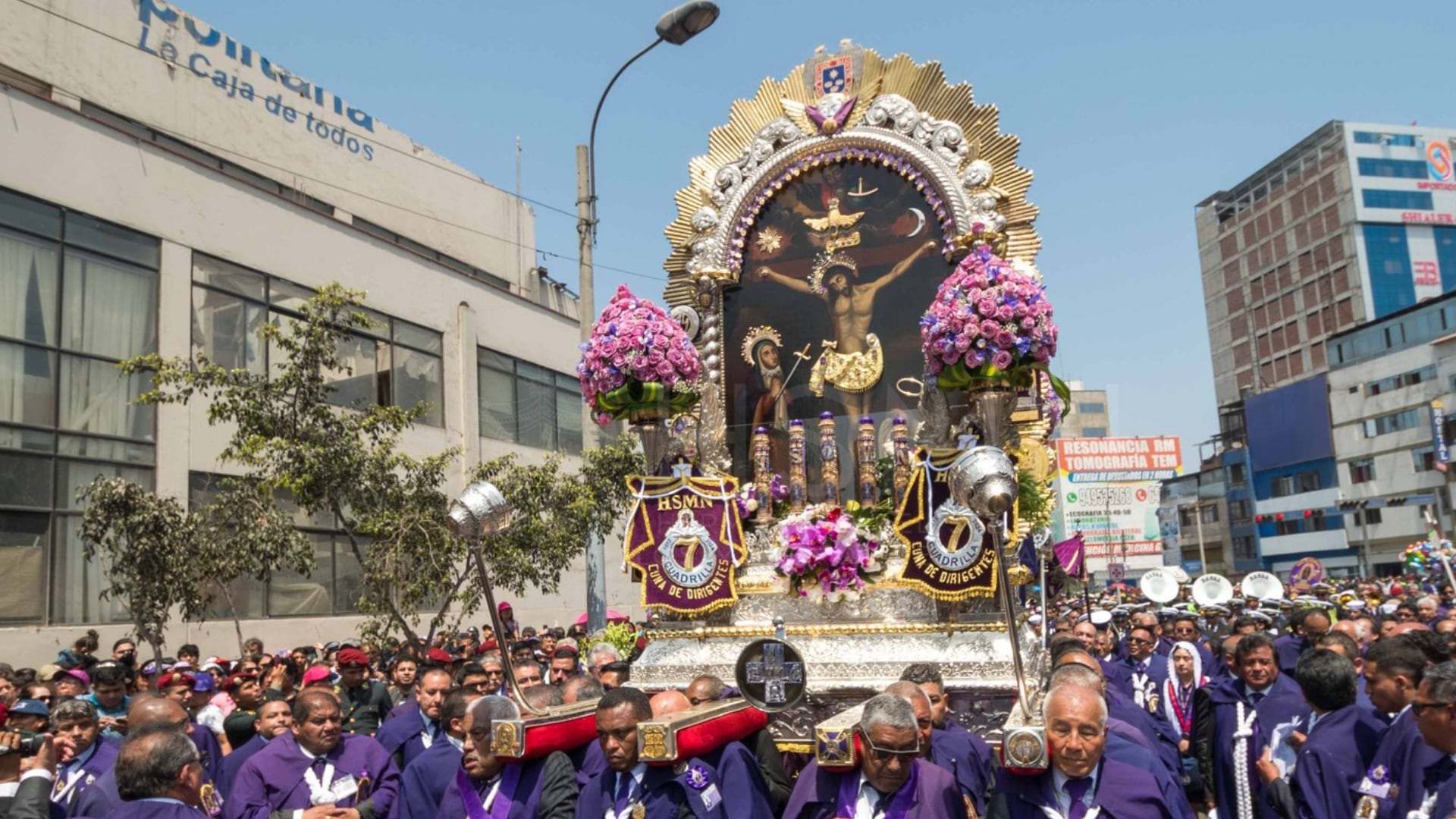 El anda del Cristo de Pachacamilla recorre la ciudad en una de las procesiones más multitudinarias del mundo católico. Foto: Hermandad del Señor de los Milagros de Nazarenas