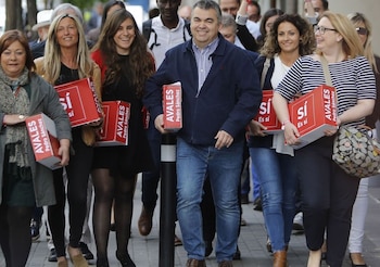 Santos Cerdán, entregando los avales