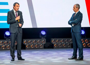 El comentarista de TVE de la Vuelta, Carlos de Andrés (d) y el director de la Vuelta, Javier Guillén (i) durante la presentación de la Vuelta Ciclista a España 2021 en un acto celebra en Burgos. EFE/Santi Otero/Archivo