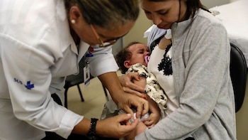 El embarazo adolescente persiste como problema de salud pública en el país (EFE)