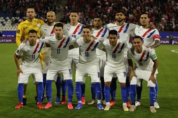Jugadores de Paraguay posan , en un partido por las eliminatorias sudamericanas al Mundial de Catar 2022, en una fotografía de archivo. EFE/ Elvis González/Pool