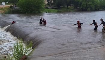 Rescataron a un hombre que fue atrapado por la crecida de un río en Córdoba