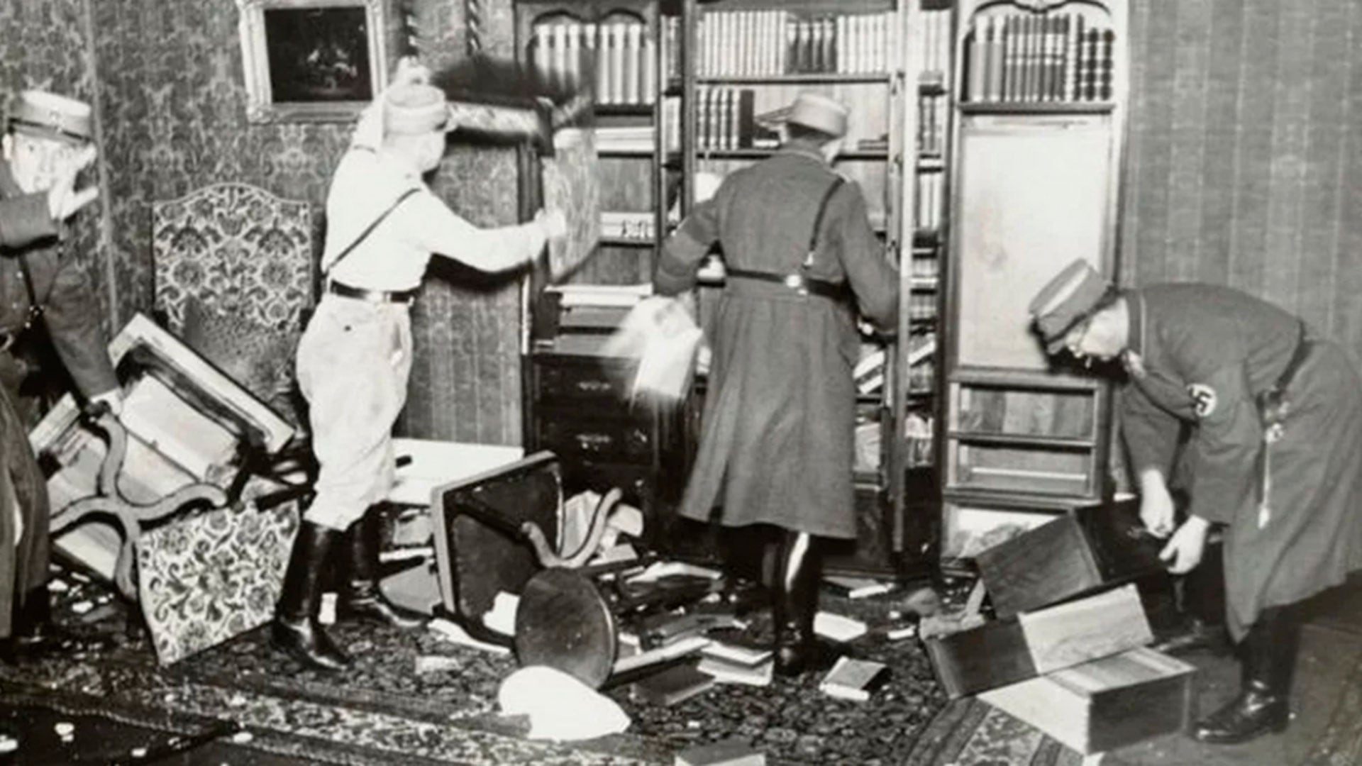 La Noche de los Cristales Rotos fue uno de los ataques coordinados: el saqueo masivo de casas, hospitales y escuelas judías que fueron vaciadas y arrasadas del 9 al 10 de noviembre de 1938. Fueron destruidas 267 sinagogas en toda Alemania y Austria (Yad Vashem Photo Archive)