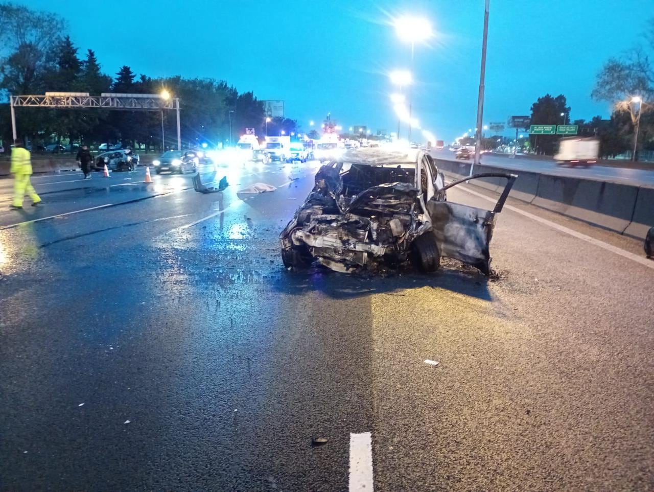 Así quedó el frente del Honda CRV que se prendió fuego luego de chocar y su conductor de 21 años resultó herido (Policía Bonaerense)