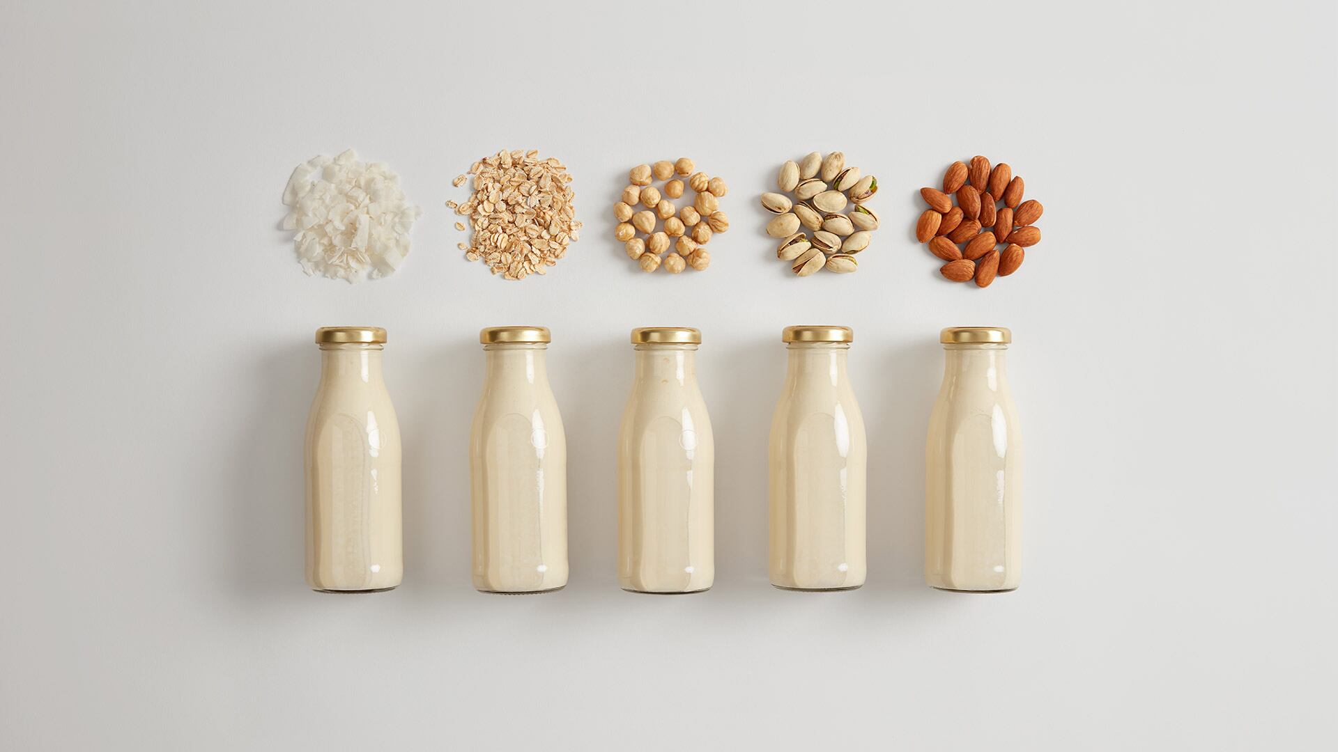 Hobson advirtió que el estudio muestra solo una asociación y recordó que muchas bebidas vegetales no aportan estos nutrientes si no están fortificadas (Crédito: Freepik)