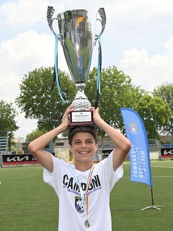 Toto Zanetti levanta un trofeo de campeón con la Academia del Inter (Instagram @tomaszanetti)