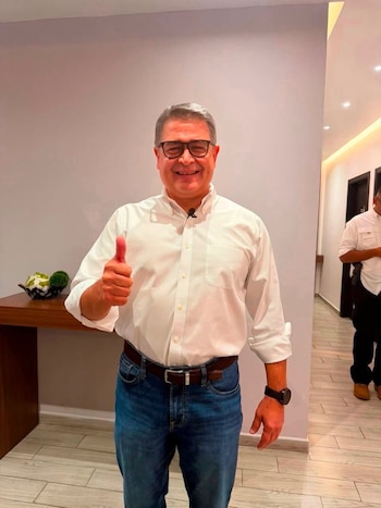 El exgobernante hondureño Juan Orlando Hernández durante su retorno al país, donde deberá continuar con los procedimientos establecidos por la justicia hondureña.(fotos: Cortesía)
