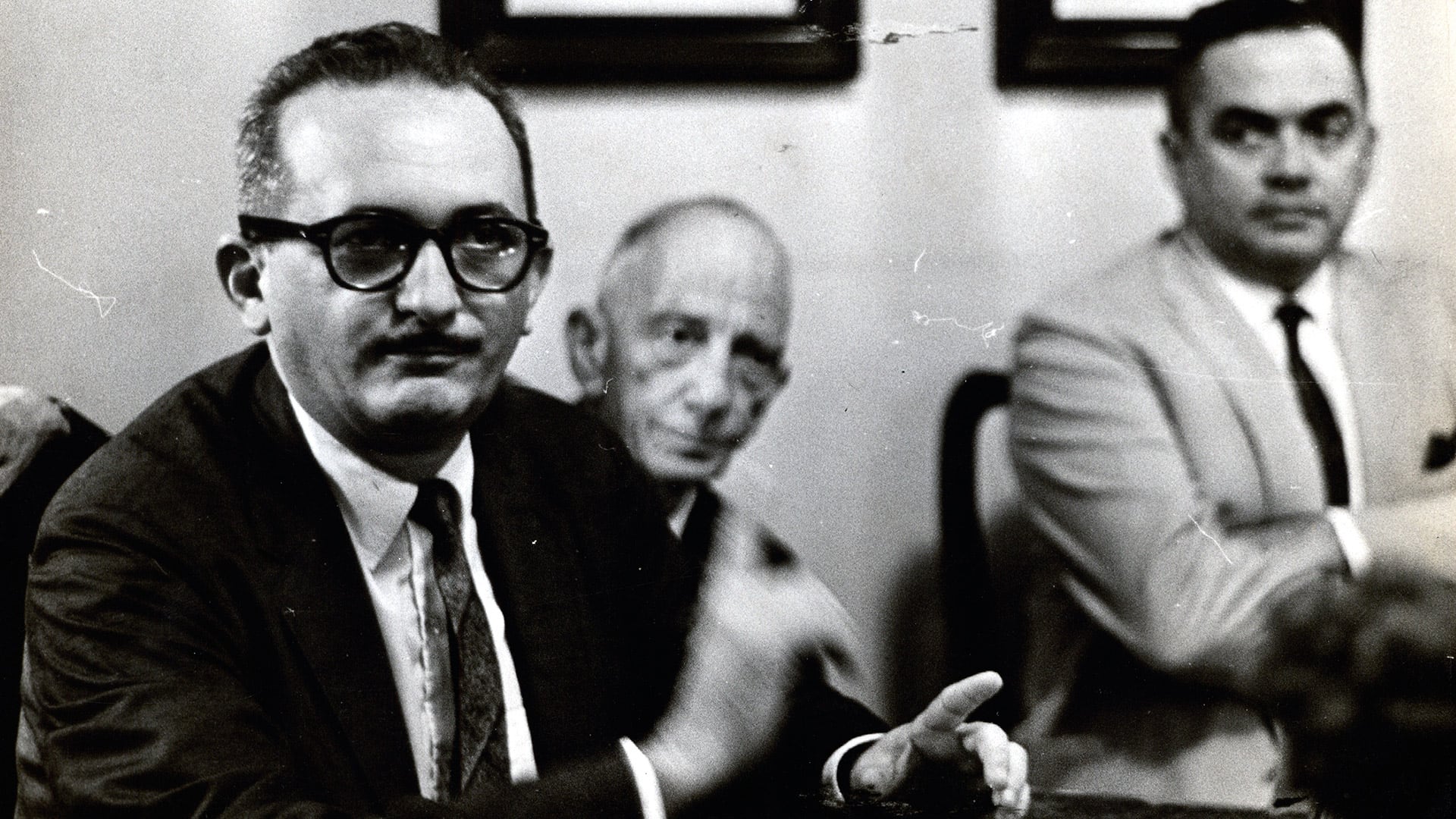 Paulo Freire es uno de los educadores, pedagogos y teóricos de la educación más influyentes del siglo XX, nacido en Recife, Brasil, en 1921 y fallecido en São Paulo en 1997