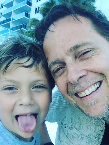 Matías Martin posa sonriente junto