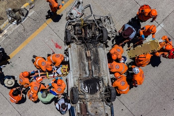 Personal de Protección Civil ejecutó un simulacro de accidente de tránsito, realizado recientemente para sensibilizar a la población sobre la importancia de conducir con precaución durante el periodo vacacional (Foto cortesía @PROCIVILSV).