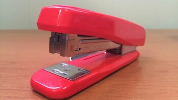 La función desconocida de las grapadoras que prácticamente nadie utiliza